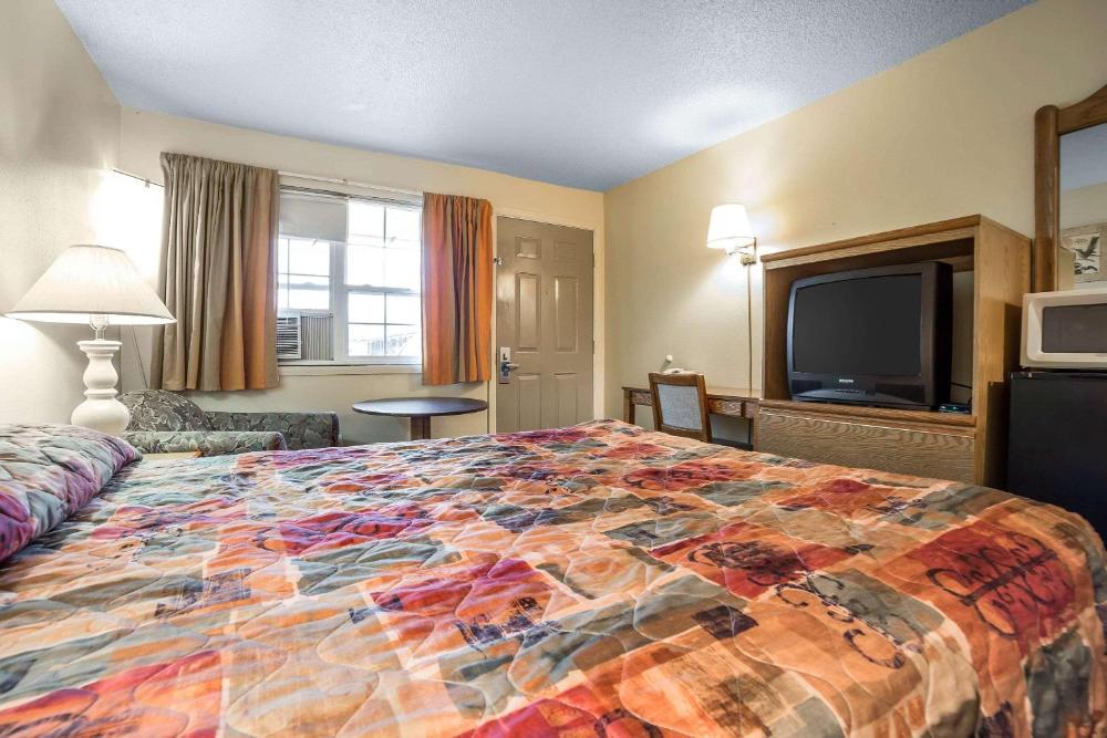 Queen Room - Non-Smoking interior