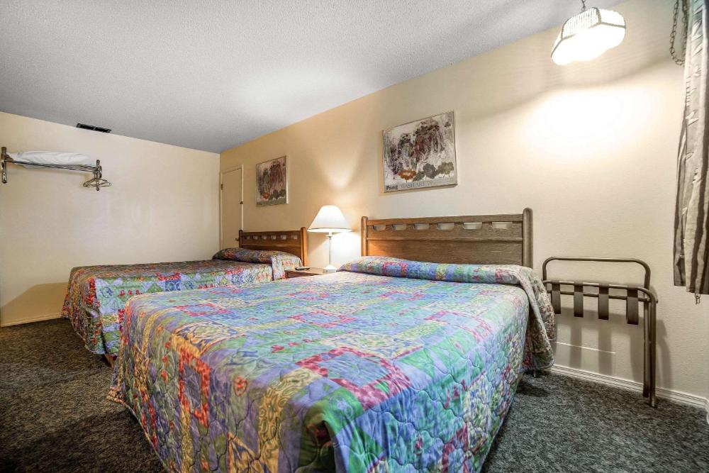 Queen Room with Two Queen Beds - Non-Smoking interior